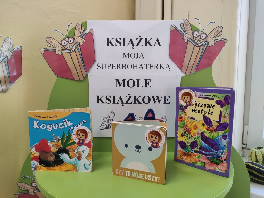 na stoliku stoją książki dla dzieci