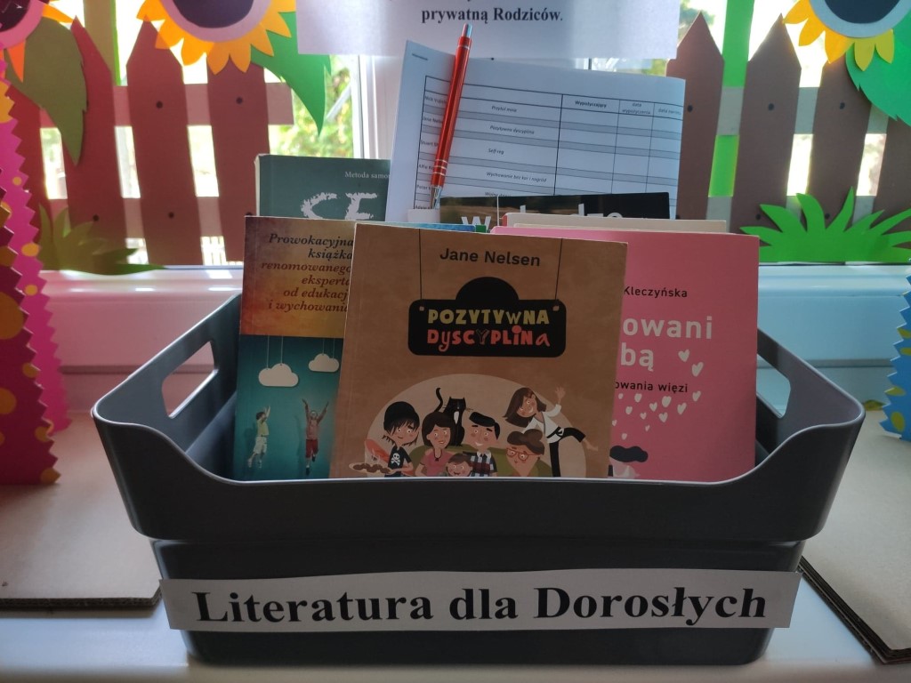 w koszyku stoją książki dla dzieci